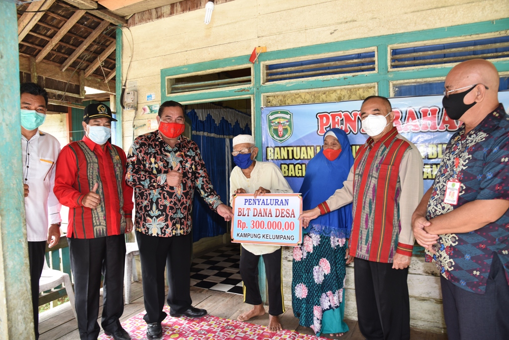 Bupati Menyerahkan BLT Secara Simbolis Kepada Warga Di Kampung Gunung Rampah Dan Kelumpang Kecamatan Mook Manaar Bulatn.